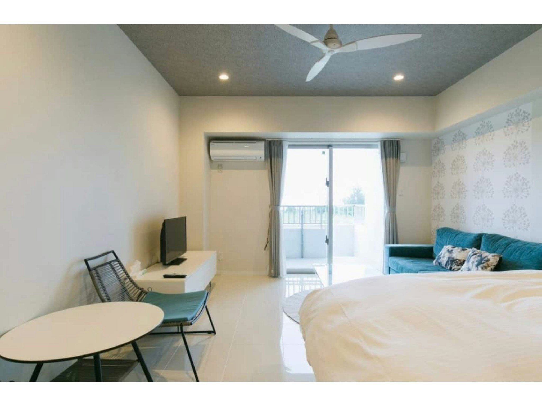 【102】爽やかなブルーの家具が、真栄田岬の海と空に溶け込みます!「ロンバケ沖縄」